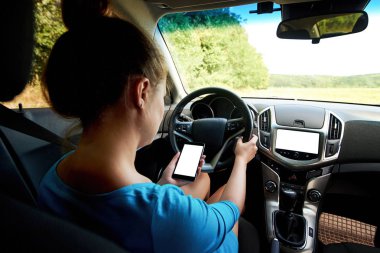 Arkadan görünüşü güzel genç kadın bir araba (veya ayakta trafik sıkışıklığı içinde) ve mobil akıllı telefon kullanarak, boş alan. Cep telefonu arabada oturan iş kadın