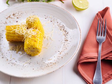 Lezzetli ızgara Mısır tuz, tereyağı ve parmesan peynir beyaz tabağında, kopya alanı yemeye hazır. Üzerinde kavrulmuş mısır. Healhty yiyecek. Barbekü (Barbekü) ve mangal partileri için yaz gıda