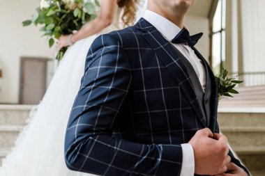 Papyon ve kapalı, arka plan üzerinde güzel gelin ekose elbiseli şık damat alanı kopyalayın. Düğün kavramı. Düğün çifti