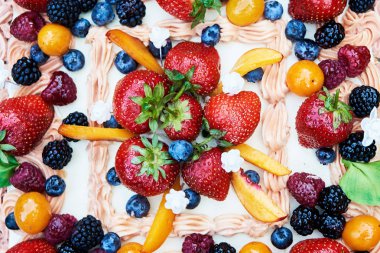 Doğum günü görünümünü Kontör veya taze meyve ve çilek ile pasta düğün, uzay kopyalayın. Çilek, ahududu, böğürtlen, yabanmersini, kayısı ve şeftali ile arka plan kek, yakın çekim. Yaz arka plan