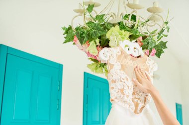 Giysi gelin ona düğün el ile dokunmak askı Rus '' gelin '' çiçekler ile avize üzerinde otel teras üzerinde yazıt ile asılı. Düğün moda, kopya alanı