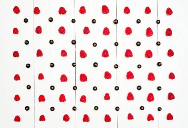 Olgun tatlı ahududu ve siyah frenk üzümü, kopya alanı satırı. Taze çilek Beyaz ahşap zemin üzerinde. Yaz, sağlıklı gıda kavramı. Çilek arka plan