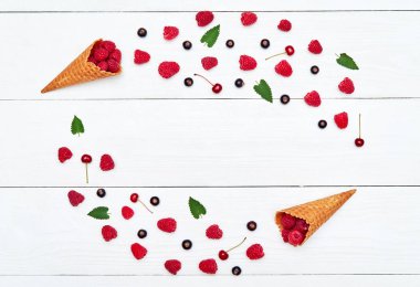 Daire kareden olgun tatlı ahududu, kiraz ve siyah kuş üzümü, kopya alanı. Taze çilek Beyaz ahşap zemin üzerinde. Yaz, sağlıklı gıda kavramı. Çilek arka plan