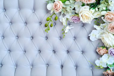 Çiçekler, kopya alanı desenle düğmeli lüks. Capitone Tekstil arka plan. Chesterfield tarzı, damalı yumuşak kumaş mobilya döşeme, elmas desen, dekorasyonu düğmeleri, yakın