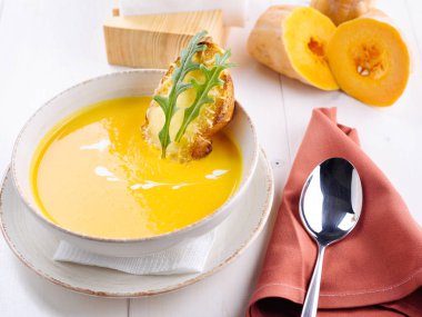 Kabak ve havuç çorbası ile parmesan tost ve krem beyaz ahşap masa, kopya alanı üzerinde bir kapta krem. Geleneksel sonbahar ve kış kullanacağını ekmek tost. Üstten görünüm, düz yatıyordu