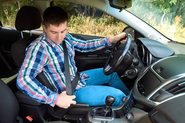 Bel Giovanotto Serio Camicia Quadri Che Allaccia Cintura Sicurezza Macchina — Foto Stock