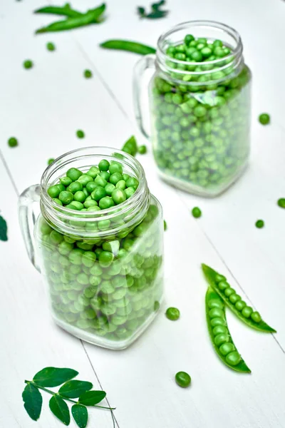 Full Glasburkar Med Färska Gröna Ärtor Vit Trä Bakgrund Kopia — Stockfoto