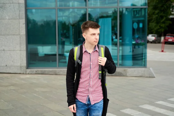 Retrato Jovem Elegante Camisa Xadrez Jeans Com Mochila Andando Cidade — Fotografia de Stock