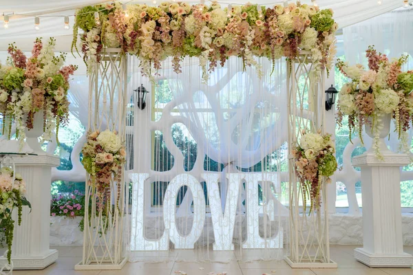 Vacker Vit Bröllop Arch För Vigseln Dekorerad Med Blommor Glödlampor — Stockfoto