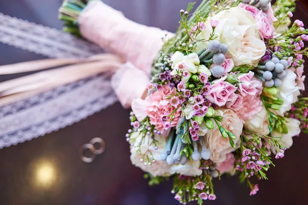 Stock image Beautiful bridal bouquet and engagement rings in blur, selective focus. Wedding bouquet and rings, copy space. Wedding concept