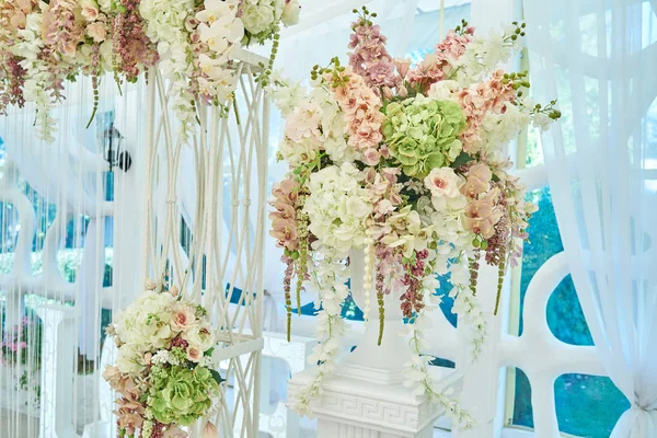 美丽的花朵在花瓶在婚礼上 复制空间 婚礼花 婚礼装饰 — 图库照片