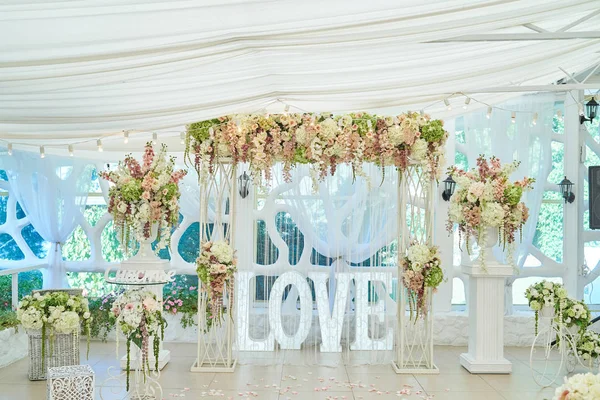 Stijlvolle Witte Huwelijksboog Voor Huwelijksceremonie Versierd Met Bloemen Gloeilampen Teken — Stockfoto