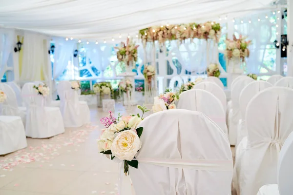 Schöne Blumenarrangements Auf Weißen Hochzeitsstühlen Auf Jeder Seite Des Torbogens — Stockfoto