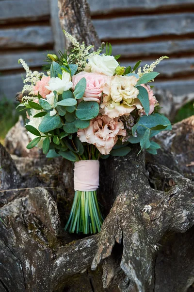 Hermoso Ramo Boda Rosas Blancas Rosas Frescas Flores Azules Vegetación — Foto de Stock