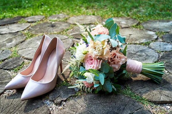 Close Sapatos Noiva Bege Com Saltos Altos Frente Buquê Casamento — Fotografia de Stock