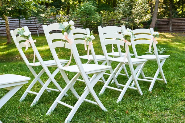 Weiße Hochzeitsstühle Mit Frischen Blumen Auf Jeder Seite Der Torbögen — Stockfoto