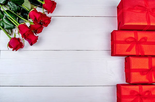 Ramo Rosas Rojas Cajas Regalo Sobre Fondo Madera Blanca Espacio —  Fotos de Stock