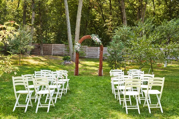 Место Свадебной Церемонии Свадебной Аркой Украшенной Цветами Белыми Стульями Обе — стоковое фото