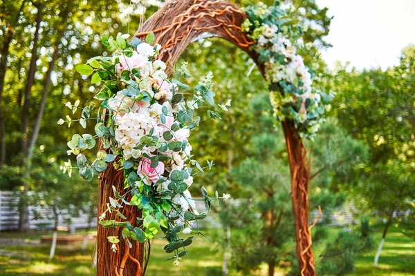 Розовые Белые Цветы Зелень Свадебной Арке Подготовленной Свадебной Церемонии Пространство — стоковое фото