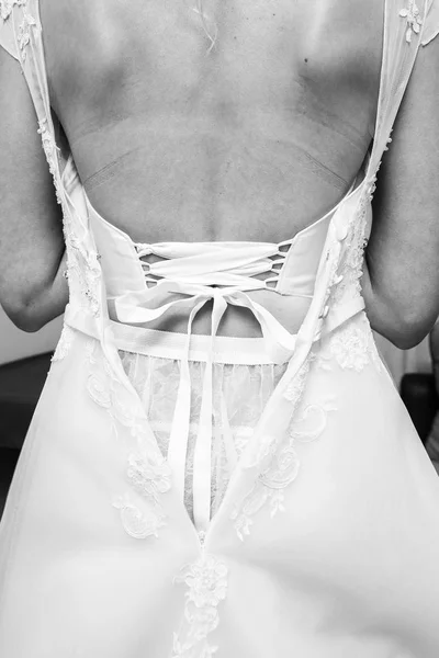 Gyönyörű Menyasszony Ruha Nyitott Hátsó Melltartó Nyomaival Vissza Fekete Fehér — Stock Fotó