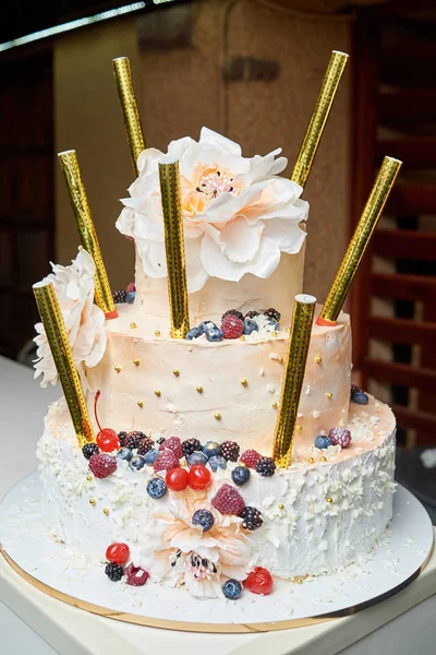 白マルチ レベル誕生日や花 ベンガルでウェディング ケーキを発生させます 休暇食品 — ストック写真