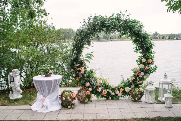 Schöne Runde Hochzeitsbogen Mit Blumen Und Viel Grün Der Nähe — Stockfoto