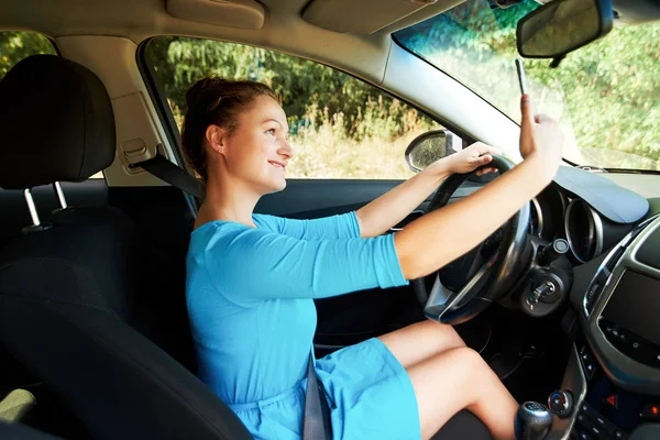 Szczęśliwa Młoda Kobieta Trzymając Telefon Komórkowy Robienia Zdjęć Podczas Jazdy — Zdjęcie stockowe