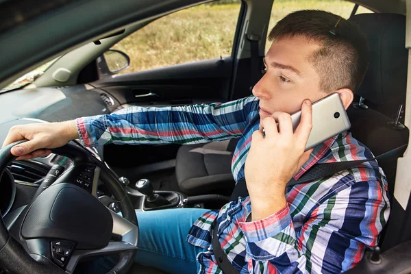 Uomo Affari Casuale Che Parla Cellulare Mentre Guida Auto Vista — Foto Stock