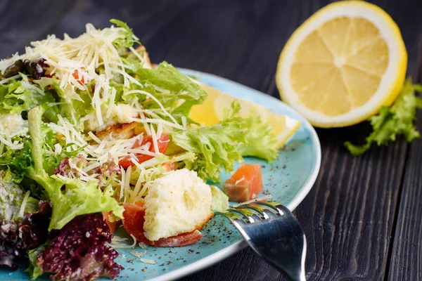 Salada Salmão Fresco Defumado Com Folhas Alface Queijo Parmesão Rusks — Fotografia de Stock