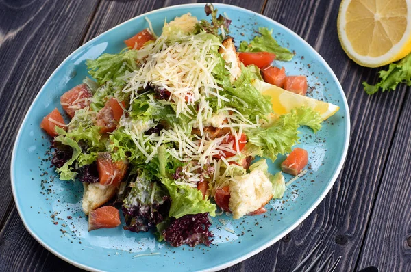 Salada Salmão Fresco Defumado Com Folhas Alface Queijo Parmesão Rusks — Fotografia de Stock