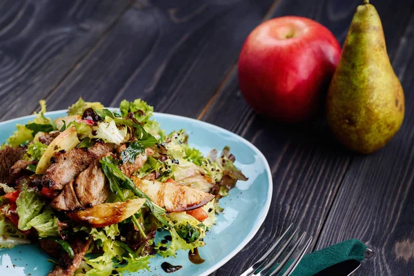 Salada Vitela Com Alface Maçã Pêra Tomate Placa Azul Sobre — Fotografia de Stock