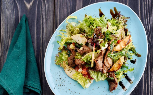 Salada Vitela Com Alface Maçã Pêra Tomate Placa Azul Sobre — Fotografia de Stock