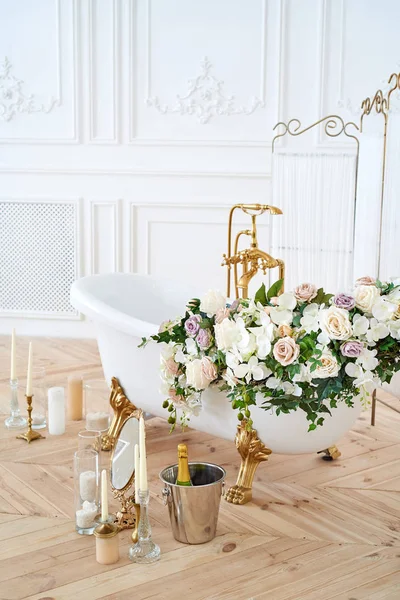 Beautiful Luxury Vintage Empty Bathtub Lush Floral Decorations Candles Mirror — Stock Photo, Image