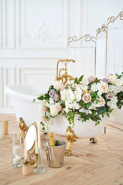 Krásná Luxusní Vinobraní Prázdná Vana Svěží Květinové Dekorace Svíčky Zrcadlo — Stock fotografie
