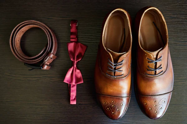 Kahverengi Deri Erkek Ayakkabı Kravat Kemer Ahşap Zemin Üzerine Kapatın — Stok fotoğraf