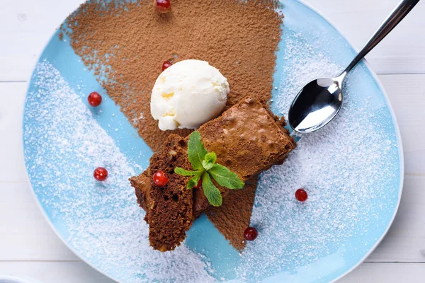 Вкусный Шоколадный Торт Мороженым Мятой Ягодами Тарелке Светлом Фоне Крупным — стоковое фото