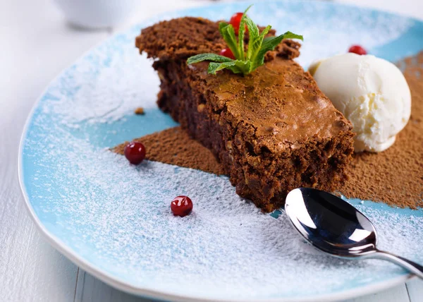Вкусный Шоколадный Торт Мороженым Мятой Ягодами Тарелке Светлом Фоне Крупным — стоковое фото