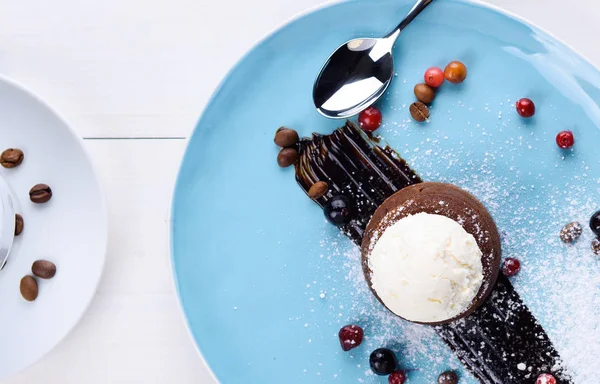 Вкусный Шоколадный Лавовый Торт Ванильным Мороженым Ягодами Тарелке Белом Столе — стоковое фото