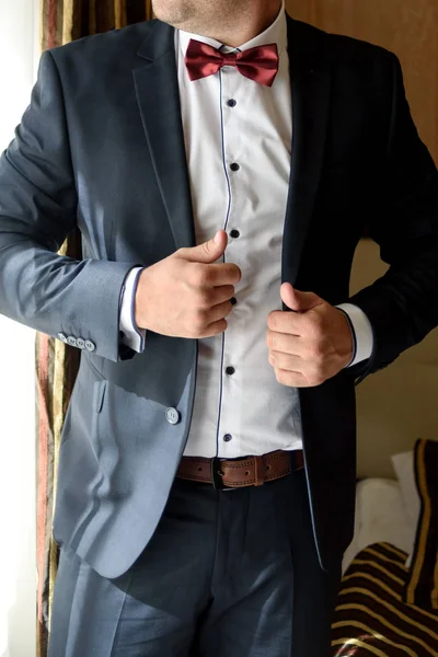 Novio Camisa Blanca Traje Pajarita Preparándose Para Ceremonia Boda Interior — Foto de Stock