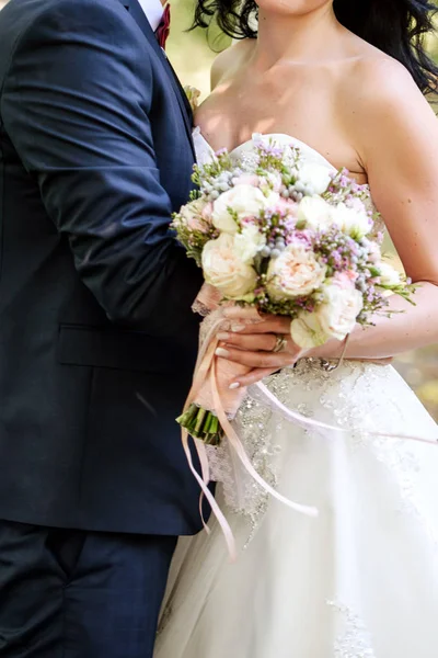 Счастливая Невеста Жених Обнимаются Свадебной Церемонии Открытом Воздухе Скопировать Пространство — стоковое фото