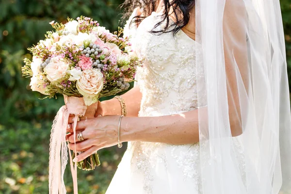 Bella Sposa Abito Bianco Tenuta Lussureggiante Bouquet Sposa Rose Verde — Foto Stock