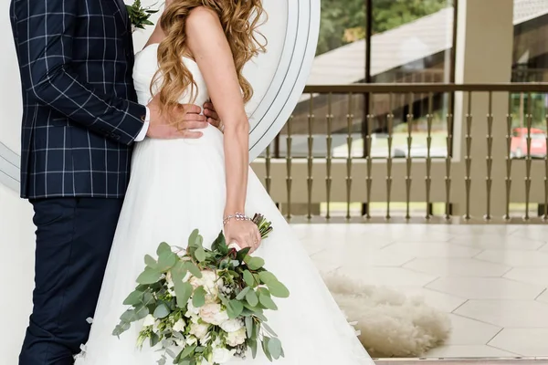 Noiva Feliz Noivo Abraçando Cerimônia Casamento Dentro Casa Espaço Cópia — Fotografia de Stock