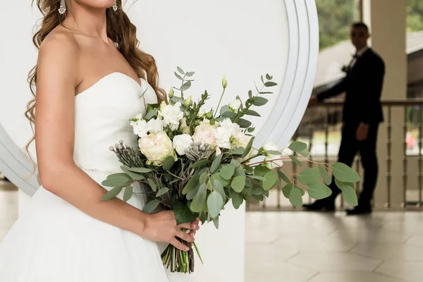 Красивая Невеста Белом Платье Пышным Свадебным Букетом Роз Эвкалиптовой Зелени — стоковое фото