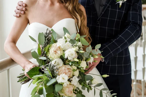 Gelukkige Bruid Bruidegom Knuffelen Huwelijksdag Binnenshuis Kopieer Ruimte Bruidspaar Liefde — Stockfoto