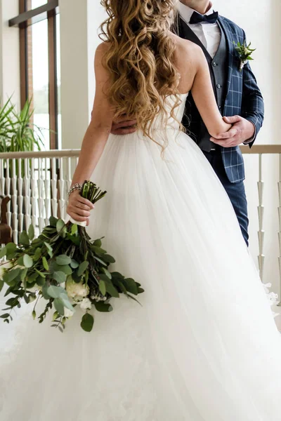 Glückliche Braut Und Bräutigam Tanzen Drinnen Hochzeitstag Kopierraum Hochzeitspaar Verliebt — Stockfoto