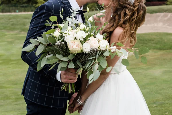 Noiva Feliz Noivo Mãos Dadas Beijo Cerimônia Casamento Livre Espaço — Fotografia de Stock