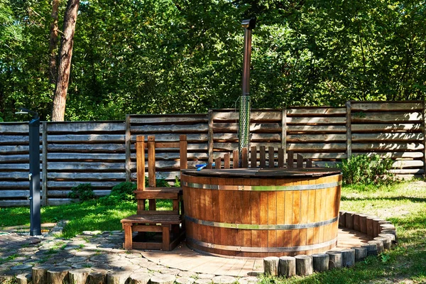 Modern ahşap sıcak küvet ile Bahçe açık, kopya alanı merdivenlerde. Ahşap havuzu, Jakuzi, açık jakuzi, spa