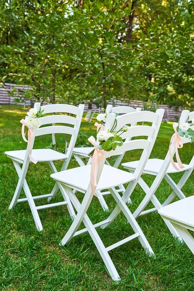 White Wedding Chairs Fresh Flowers Each Side Archway Outroods Copy — Stock Photo, Image