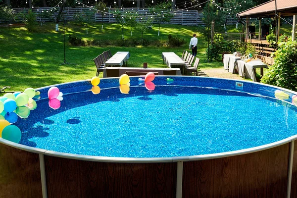 Basen Kolorowych Balonów Błękitne Wody Zewnątrz Kopiować Miejsca Party Przy — Zdjęcie stockowe