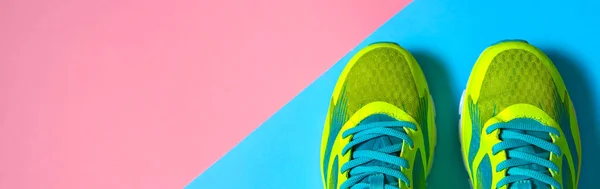 Par Sapatos Esportivos Fundo Colorido Novos Tênis Fundo Pastel Rosa — Fotografia de Stock